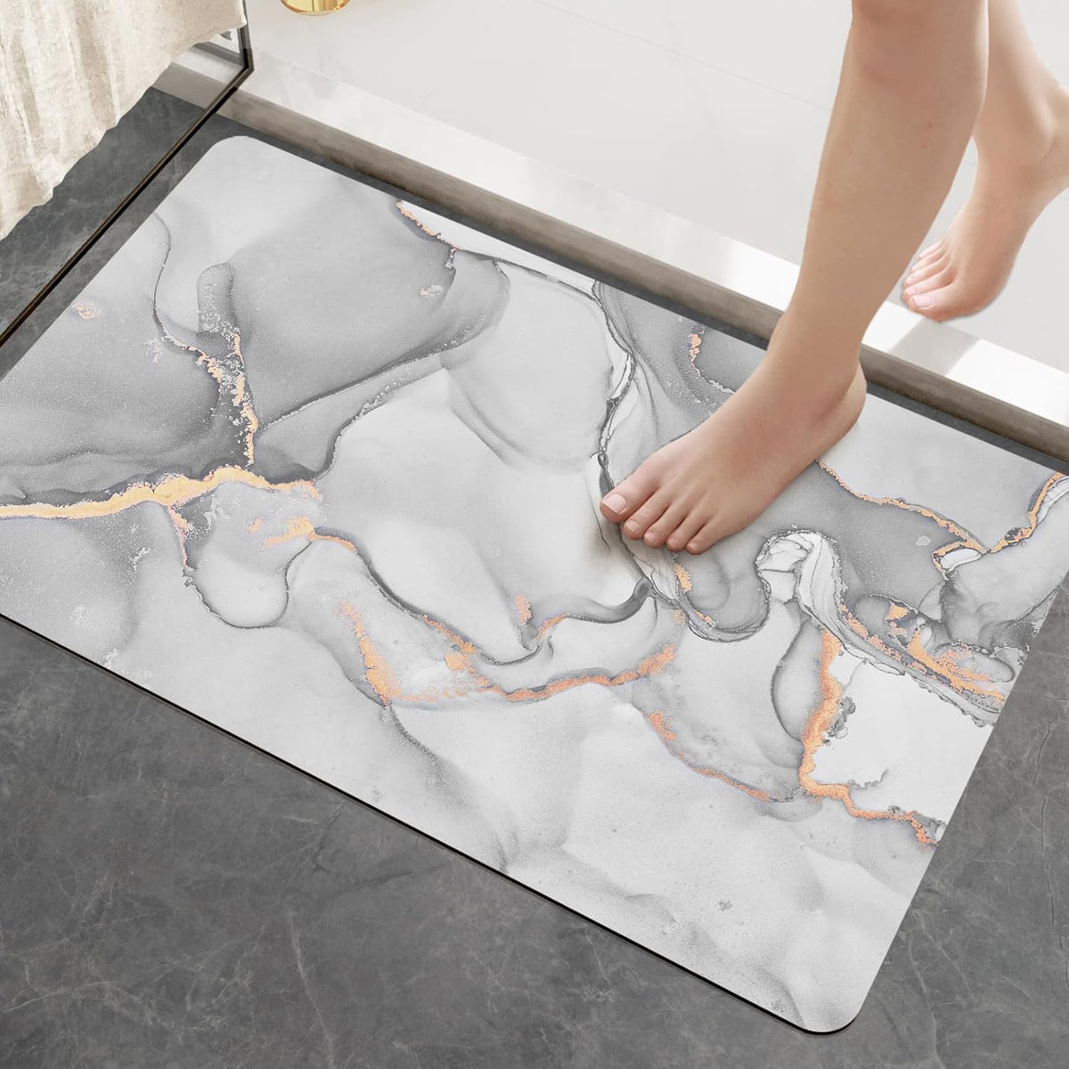 DEXI Tapis de Bain Antidérapant Ultra Mince 40x60cm Noir | Super Absorbant, Sèche Rapide, Motif Marbre Moderne, Facile à Nettoyer, pour Salle de Bain, Baignoire et Douche
