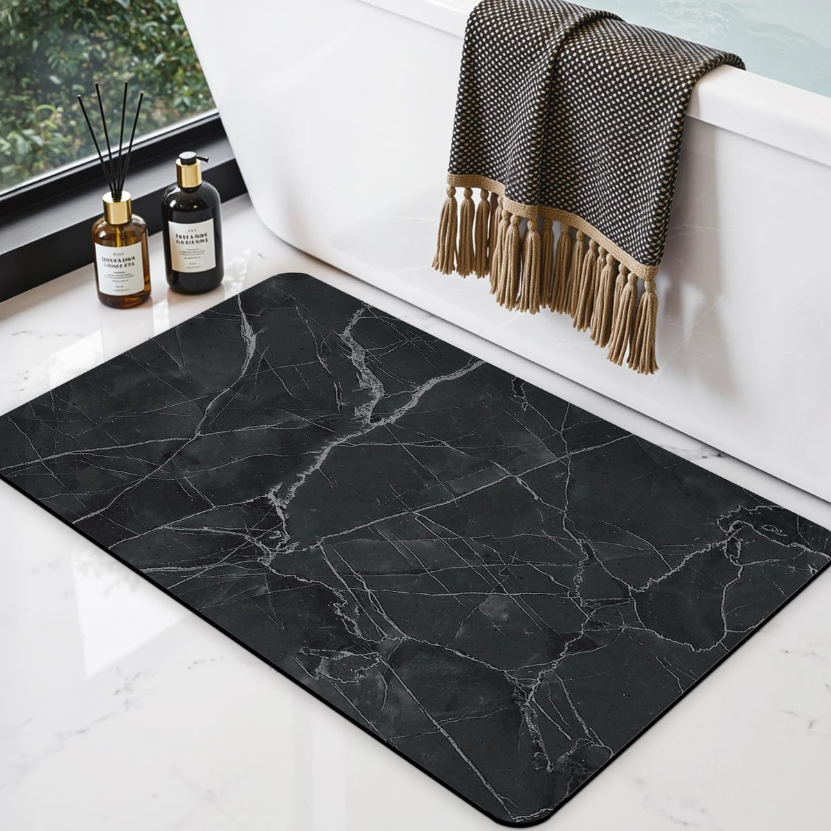 DEXI Tapis de Bain Antidérapant Ultra Mince 40x60cm Noir | Super Absorbant, Sèche Rapide, Motif Marbre Moderne, Facile à Nettoyer, pour Salle de Bain, Baignoire et Douche