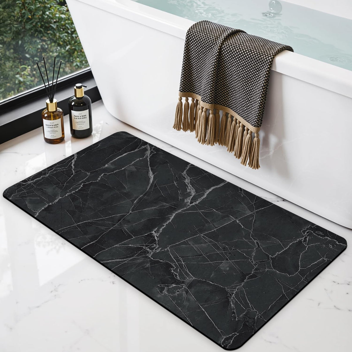 DEXI Tapis de Bain Antidérapant Ultra Mince 40x60cm Noir | Super Absorbant, Sèche Rapide, Motif Marbre Moderne, Facile à Nettoyer, pour Salle de Bain, Baignoire et Douche