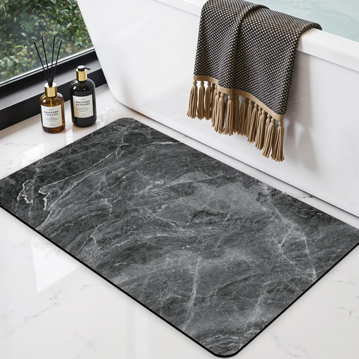 DEXI Tapis de Bain Antidérapant Ultra Mince 40x60cm Noir | Super Absorbant, Sèche Rapide, Motif Marbre Moderne, Facile à Nettoyer, pour Salle de Bain, Baignoire et Douche