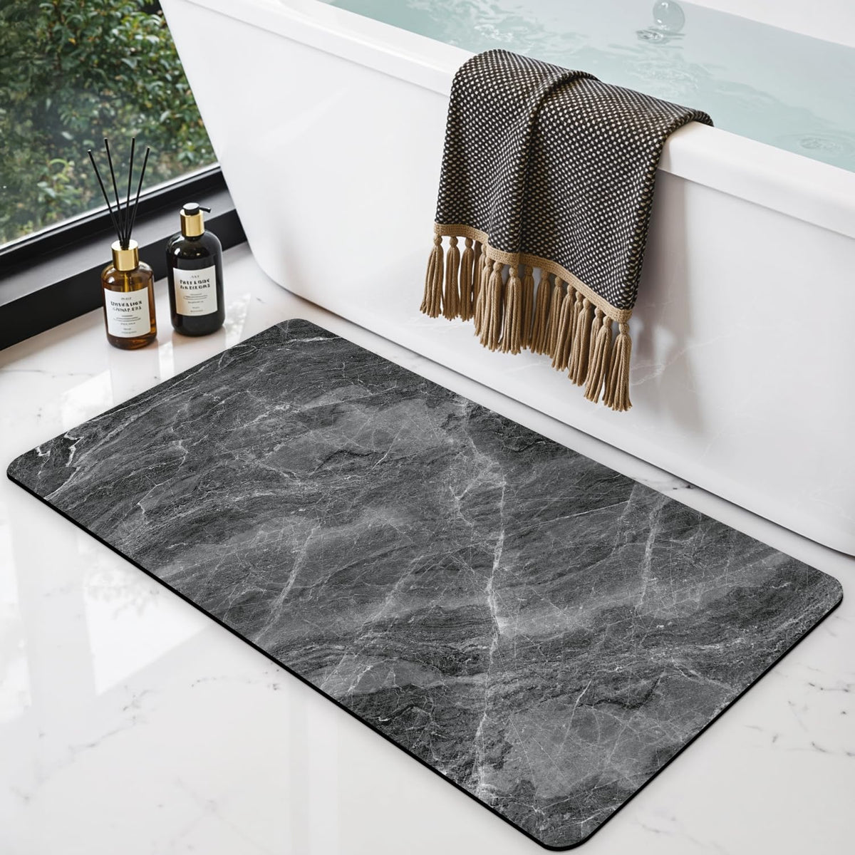 DEXI Tapis de Bain Antidérapant Ultra Mince 40x60cm Noir | Super Absorbant, Sèche Rapide, Motif Marbre Moderne, Facile à Nettoyer, pour Salle de Bain, Baignoire et Douche