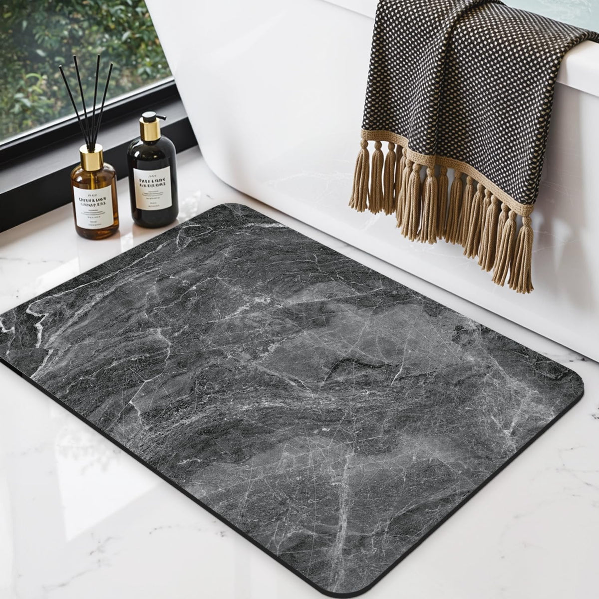 DEXI Tapis de Bain Antidérapant Ultra Mince 40x60cm Noir | Super Absorbant, Sèche Rapide, Motif Marbre Moderne, Facile à Nettoyer, pour Salle de Bain, Baignoire et Douche
